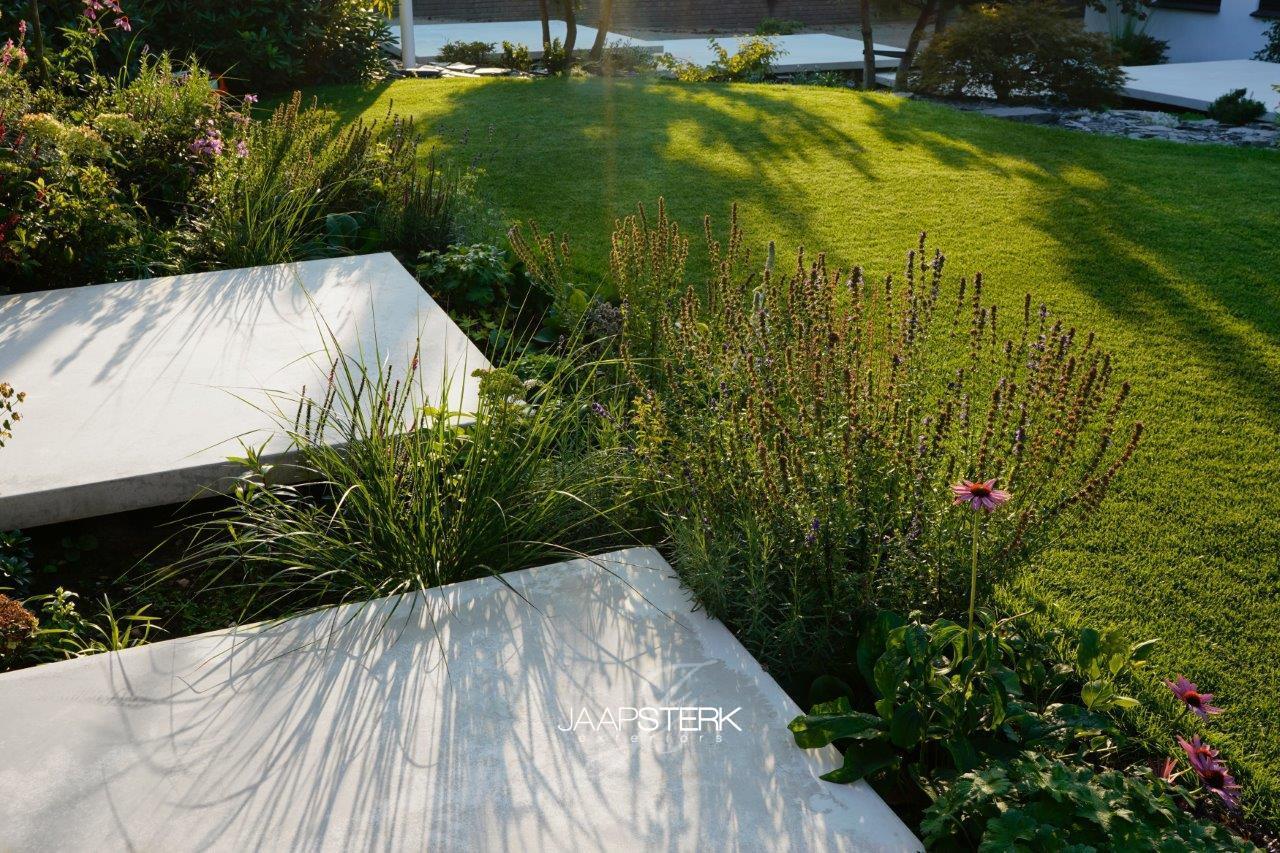 Moderne en strakke tuinarchitectuur betonplaat